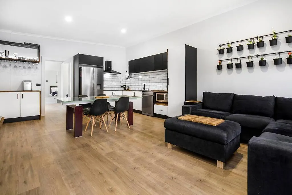 Modern Oasis: Sleeps 4, Parking, Kitchen, Wifi Apartment Adelaide